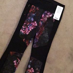 Lululemon Pump it up Pant BLK/Floral Size 8 EUC